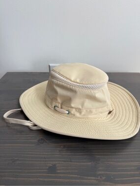 Unisex Tilley Endurables LTM6 Airflo hat 
Cream coloured